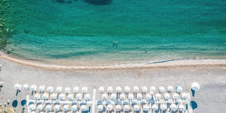 Písečno-oblázková pláž Vlycha Beach leží pouhých 200 metrů od hotelu. Lehátka a slunečníky zde máte jako hoteloví hosté zdarma.

