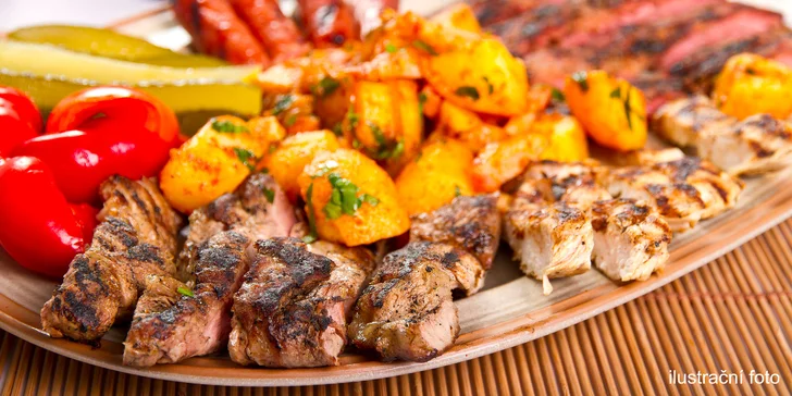 Mix grill s přílohou pro dvojice i rodinu: kuřecí prsa, vepřová játra i krkovice