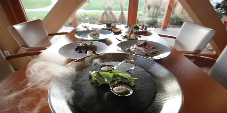Degustační 11chodové menu pro dva: mořský vlk, slávky i burgundské hovězí