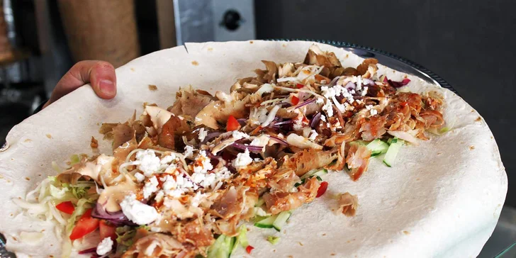 Street box s hranolky, kebab talíř i dürüm s nápojem kousek od Palmovky