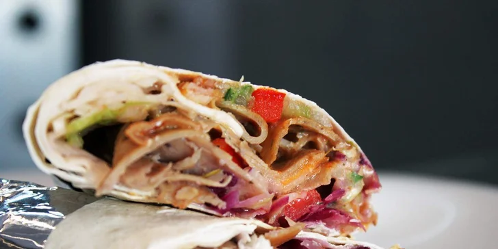 Street box s hranolky, kebab talíř i dürüm s nápojem kousek od Palmovky