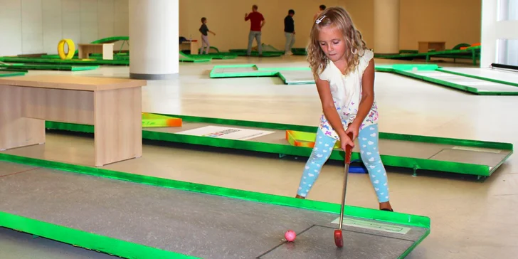 Krytý minigolf v centru Prahy: vstup na 90 minut pro dítě, dospělého i rodinu