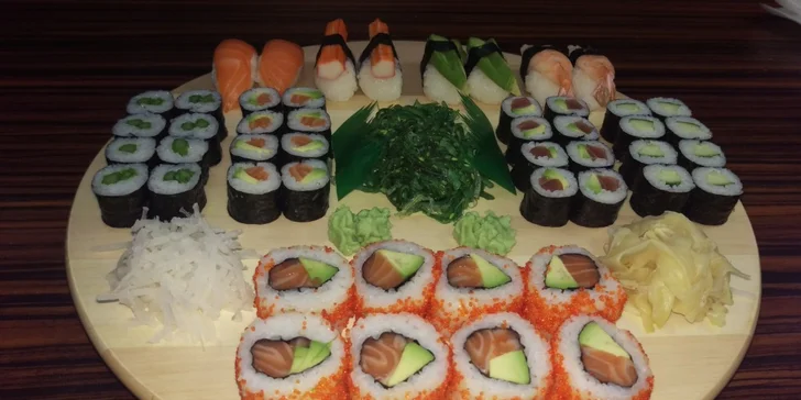Sushi sety se 48 nebo 70 kousky: rolky s lososem, tuňákem i avokádem