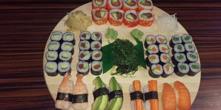 Pochutnejte si: 48 i 70 ks oblíbených sushi rolek s lososem i avokádem
