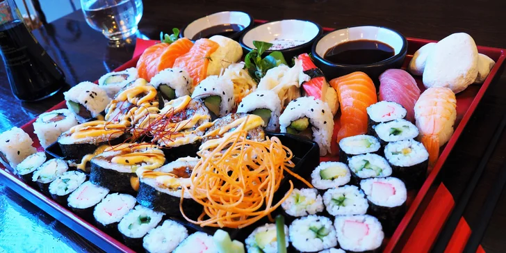 Sushi set se 48 kousky: losos, tuňák, krevety i avokádo nebo dýně