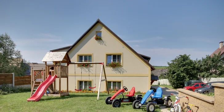 Aktivní pobyt v penzionu s biofarmou až pro 7 osob: polopenze, venkovní bazén i hovězí speciality