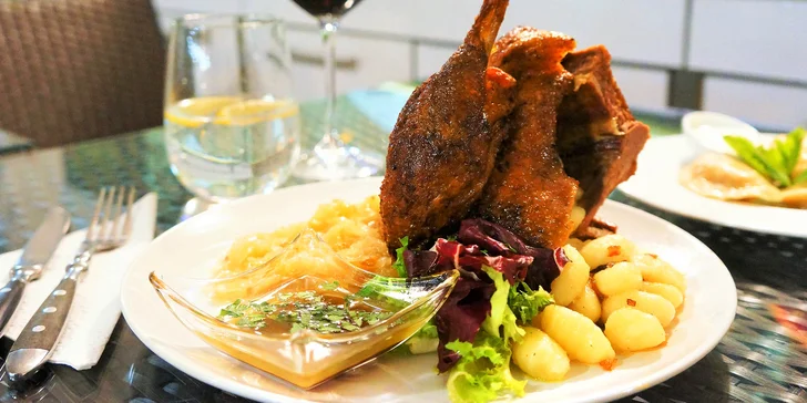 Dejte si hody: svatomartinské menu s 1/2 husy i dezertem pro 2 osoby