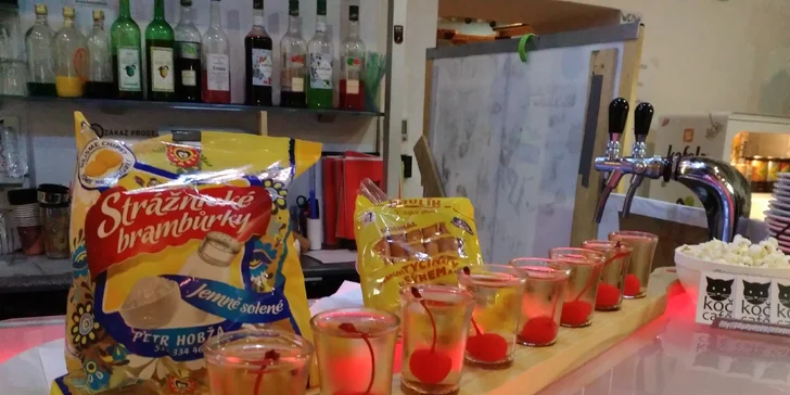 Dejte si 4x nebo 8x drink chupito a tyčinky či chipsy v kavárně plné koček