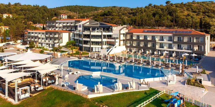 Hotel stojí přímo u písčité pláže s pozvolným vstupem do moře.