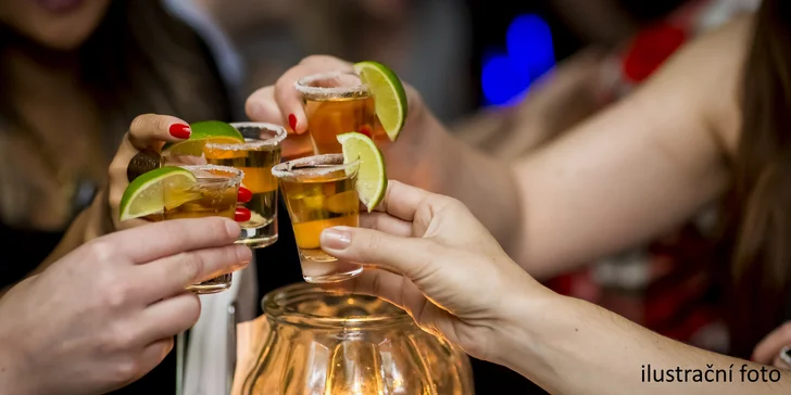 Dejte si 4x nebo 8x drink chupito a tyčinky či chipsy v kavárně plné koček