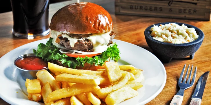 Menu od amerického šéfkuchaře: burger s hranolky, polévka, salát i dezert