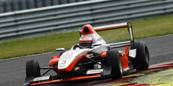 Užijte si závodění: 7–14 kol řízení formule pod dohledem mistra republiky