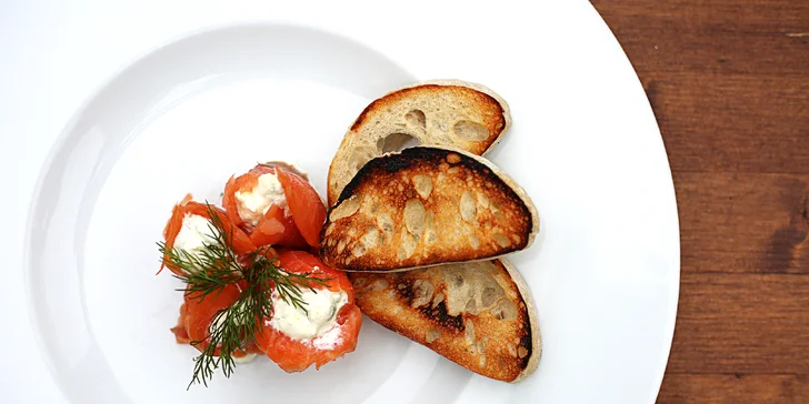 4chodové menu s hlavním chodem podle výběru ze 3 druhů i s vínem