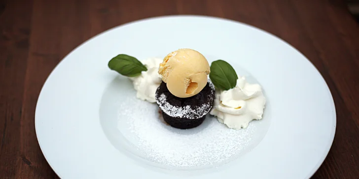 4chodové menu s hlavním chodem podle výběru ze 3 druhů i s vínem