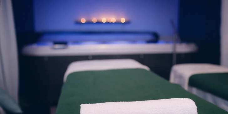 Balíčky wellness relaxace pro 2: bublinky ve vířivce i lahvi a možnost masáže