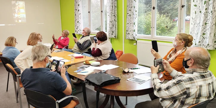 V rámci kurzů, seminářů i individuálního poradenství se naučí ovládat počítače a chytré telefony. 