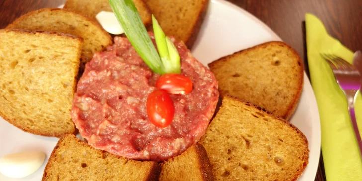 Hladovcovo sen: 200g tatarský biftek a 10 půlek křupavých topinek