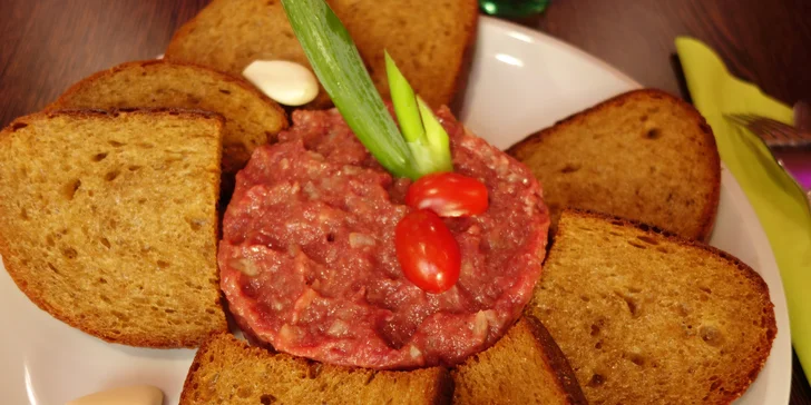 Hladovcovo sen: 200g tatarský biftek a 10 půlek křupavých topinek