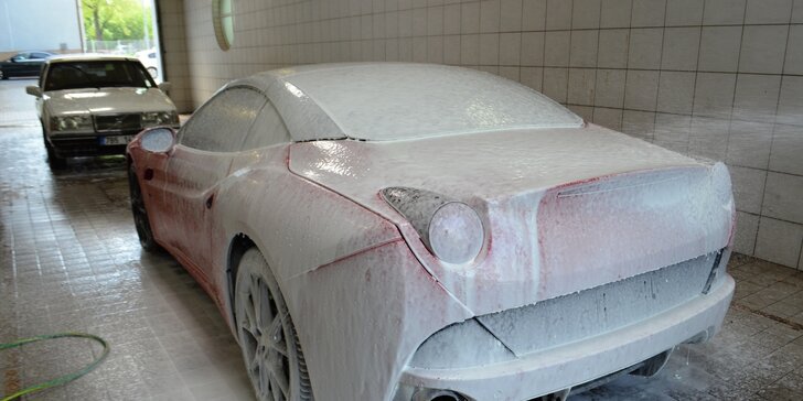 Mějte auto jako nové: ruční mytí a čištění interiéru vozidla i s ošetřením pneu