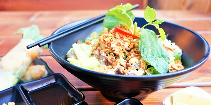 Pravá vietnamská kuchyně v Brně: Bún bò Nam Bô a jarní závitky