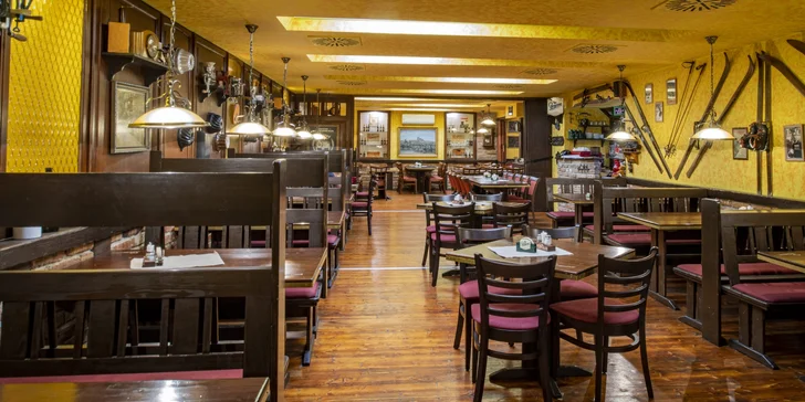 Restauraci najdete ve sklepních prostorách historické budovy Pražské Smíchovské radnice a díky příjemné atmosféře se tu budete cítit jako doma. 