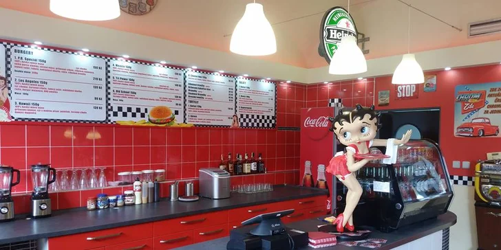 Hovězí burger s cibulovými kroužky, steakovými hranolky a dipem pro dva