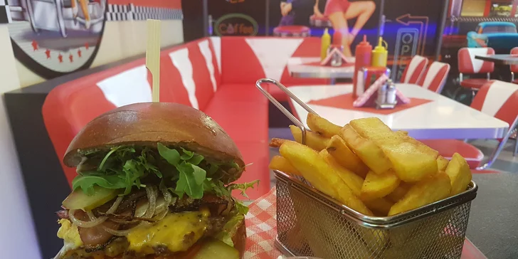 Hovězí burger s cibulovými kroužky, steakovými hranolky a dipem pro dva