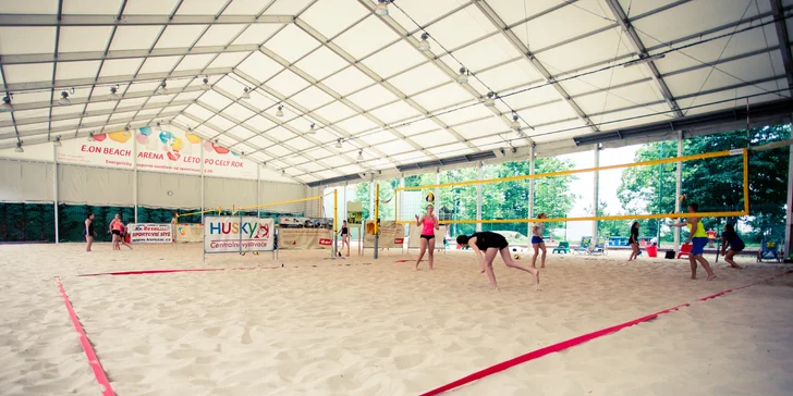Squash, badminton nebo beachvolleyball: pronájem sportovišť pro 2-8 osob