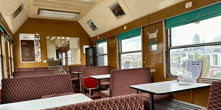 Skutečný renovovaný jídelní vůz se 48 místy k sezení, ve kterém je celá restaurace umístěná, už ale dneska nejezdí nikam…