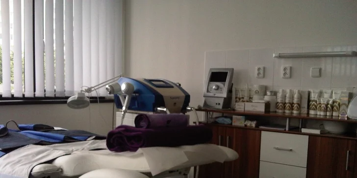 Monopolární radiofrekvence a BIO-kavitace lékařským přístrojem