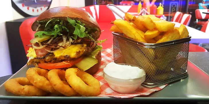 Hovězí burger s cibulovými kroužky, steakovými hranolky a dipem pro dva