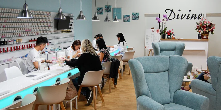 Modeláž nehtů nebo shellac včetně pedikúry v nově otevřeném salonu