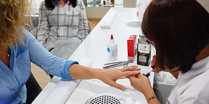 Modeláž nehtů nebo shellac včetně pedikúry v nově otevřeném salonu