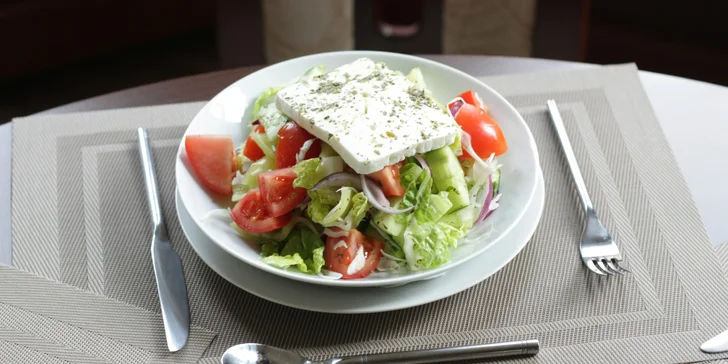 Řecké speciality pro 2 osoby: masové nebo sýrové plato, dezerty i víno