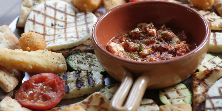 Řecké speciality pro 2 osoby: masové nebo sýrové plato, dezerty i víno