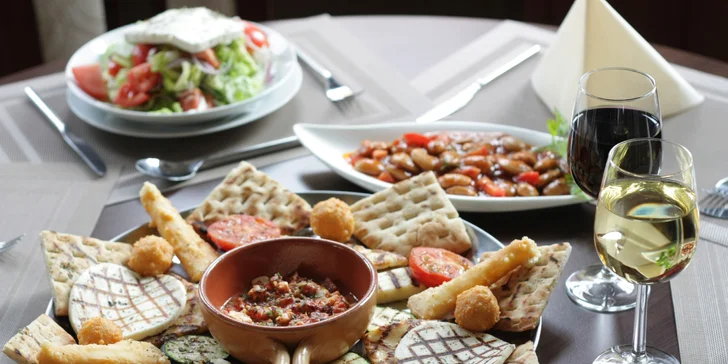 Řecké speciality pro 2 osoby: masové nebo sýrové plato, dezerty i víno
