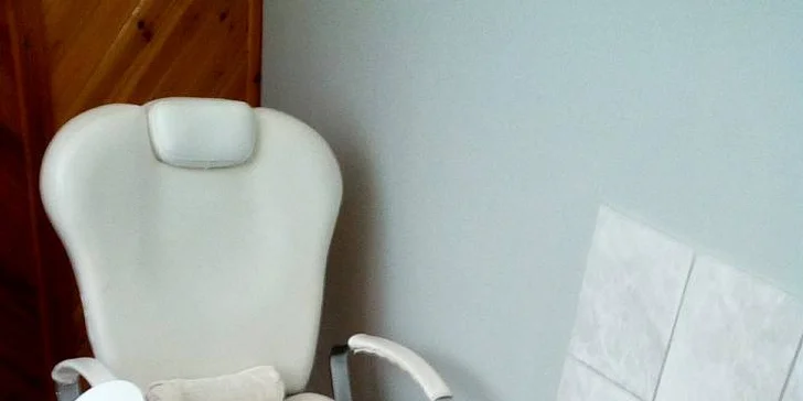 Mokrá pedikúra s peelingem a lakováním nebo masáží