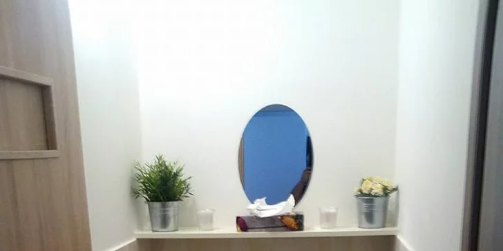 Mokrá pedikúra s peelingem a lakováním nebo masáží