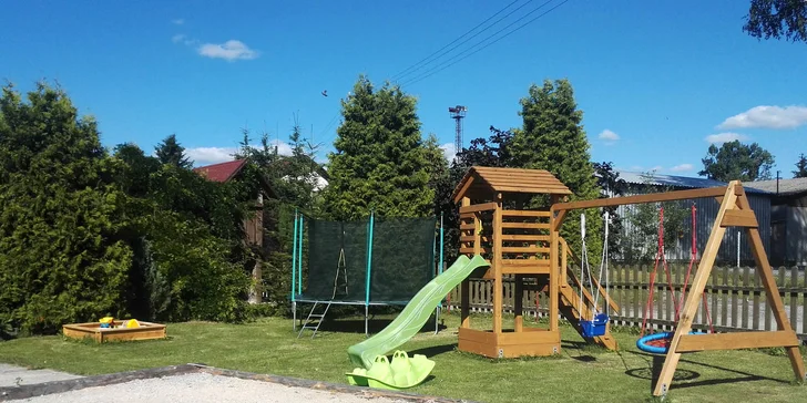 Nechybí ani venkovní dětské hřiště.
