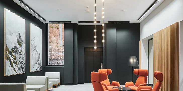Nebojte se, že přijedete do horské chaty, kde skrz okna profukuje a střechou zatéká. Hotel je moderní a na pokoji to poznáte. 