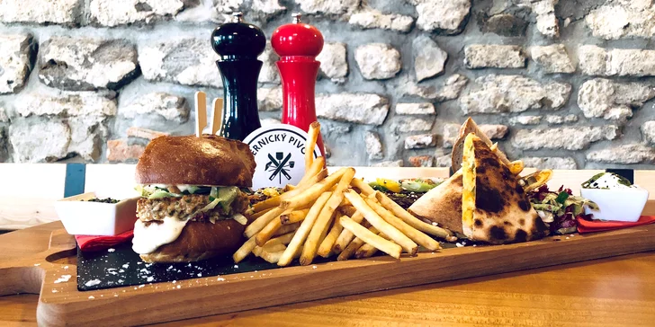 Počernická pochoutka: žebra, krůtí burger i tortilla s jalapeño pro 2 osoby