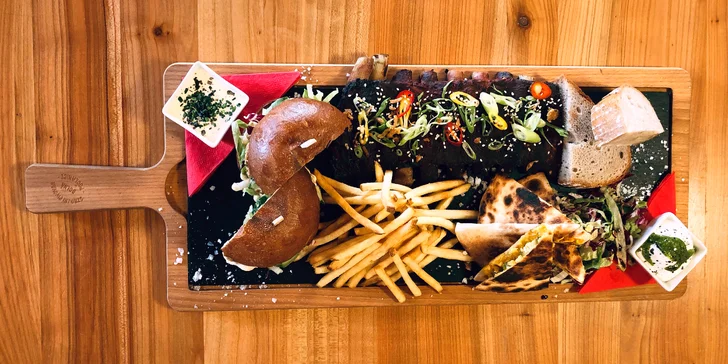 Počernická pochoutka: žebra, krůtí burger i tortilla s jalapeño pro 2 osoby