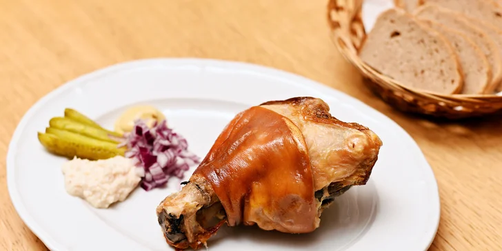 Pořádný kus masa: dvě 800g vepřová kolena z grilu s křenem a hořčicí