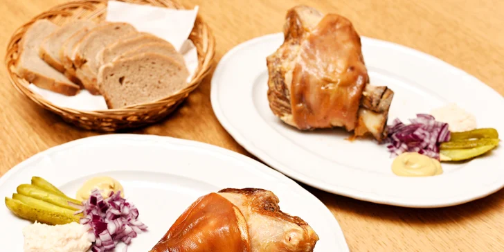 Pořádný kus masa: dvě 800g vepřová kolena z grilu s křenem a hořčicí