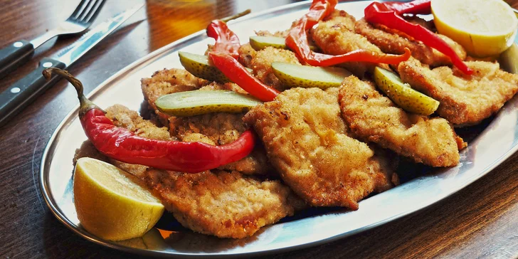 500 g nebo 1 kg smažených řízků podle chuti: kuřecí, vepřové nebo mix