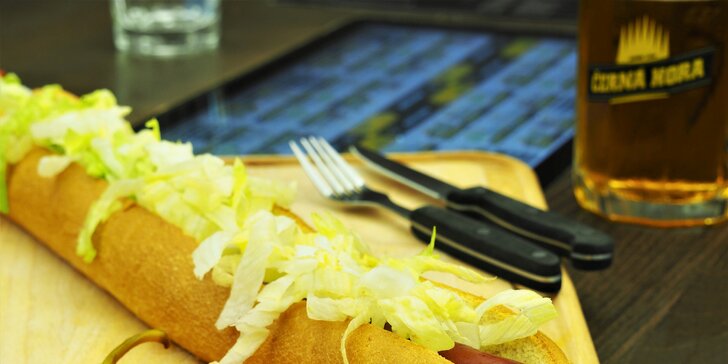 Pořádná porce: vyhlášený půlmetrový hot dog v Pivní burze v centru Brna