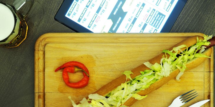 Pořádná porce: vyhlášený půlmetrový hot dog v Pivní burze v centru Brna