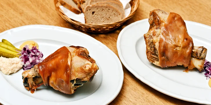Pořádný kus masa: dvě 800g vepřová kolena z grilu s křenem a hořčicí