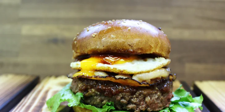 Pochutnejte si: burger menu pro dva i permanentka na 5 burgerů i s hranolky