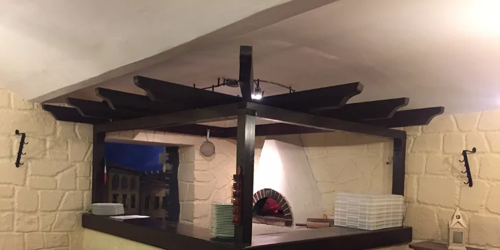 Váš požitek z křupavé dobroty umocní autentický interiér pizzerie.